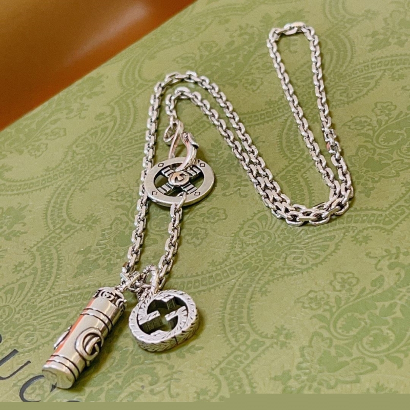 G*u*i necklaces